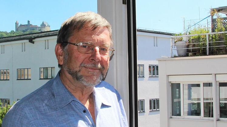 Vste im Rücken, den Blick auf die modernen Gebäude der Hindenburgstraße vor Augen: Hans-Heinrich Eidt beim Interview im Tageblatt-Gebäude. Foto: Jochen Berger