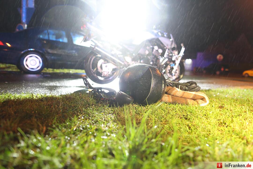 Mercedes erfasst Motorradfahrerin und verletzt sie schwer