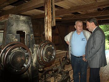 Der erste Schneidmüller Bernhard Schlee (links) erklärt dem Mühlvogt und Landrat Klaus Löffler das königlich-bayerische Eisenvollgatter. Foto: Susanne Deuerling