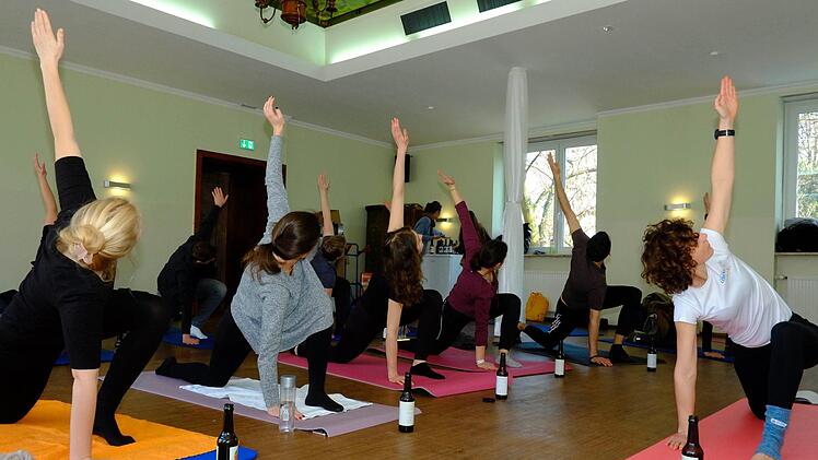 Entspannung beim Bier-Yoga in Nürnberg. Foto: Nikolas Pelke