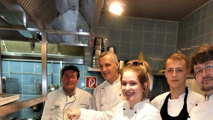 Gleich drei junge Köche hat der Reiterhof derzeit in der Ausbildung. Unser Bild zeigt (von links) Hotelchef Frank Eckert, Küchenchef Ingo Schuster, Luna Wagner, Sebastian Fichtner und Niklas Kleinmann.Werner Reißaus