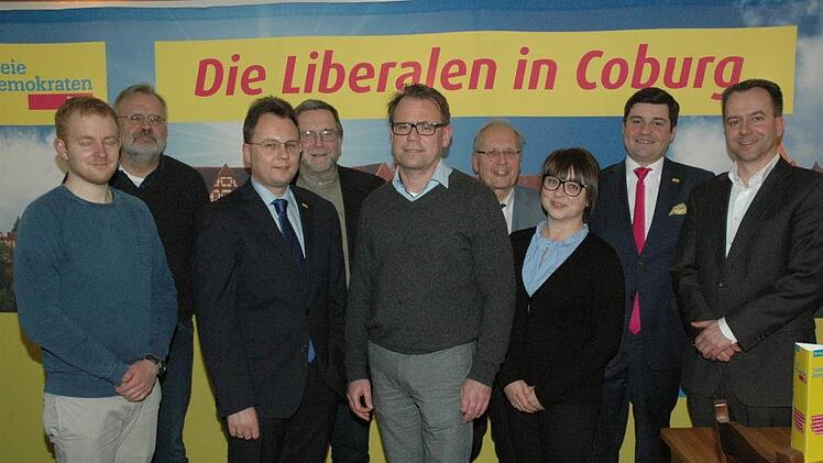 Der fast runderneuerte Vorstand des FDP-Kreisverbands Coburg-Stadt will die liberale Politik in Coburg attraktiv und sinnvoll gestalten. Von links: Alexander Arnold,  Peter Palitza, Markus Latta, Hans-Heinrich Eidt, Michael Zimmermann, Ulrich Herbert, Stefanie Hollweg, Jens-Uwe Peter, Nico Appelfeller.Foto: Edwin Meißinger