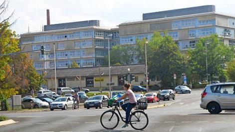 Schaeffler soll auf dem Areal vor dem Konzerngelände Gelegenheit bekommen, sich zu erweitern. Ein Beschluss über die erforderliche Planung der Stadt hatte sich zuletzt verzögert.  Foto: Bernhard Panzer (Archiv)