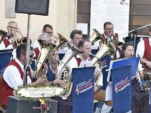Die Happertshäuser Musikanten unterhielten die Besucher des Bürgerfestes in Königsberg.  Foto: Gerold Snater