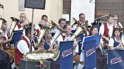 Die Happertshäuser Musikanten unterhielten die Besucher des Bürgerfestes in Königsberg.  Foto: Gerold Snater