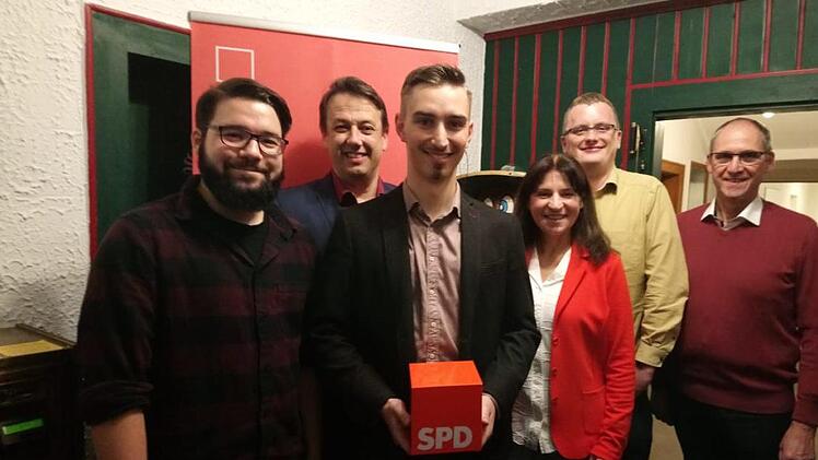 Auf dem Gruppenfoto (von links): Paul Wichtermann (Juso-Kreisvorsitzender), Reiner B&uuml;ttner (Landratskandidat), Richard Schmidt (B&uuml;rgermeisterkandidat), Gerlinde Kraus (Fraktionsvorsitzende im Gemeinderat), Laurenz Kuhmann (SPD-Kreisvorsitzender), Gerd Zimmer (B&uuml;rgermeister) Foto: privat