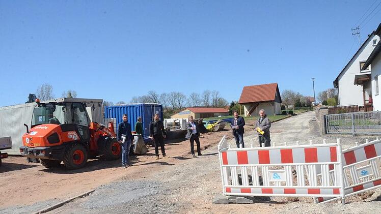 An dieser Stelle entsteht in Burggrub ein Wendehammer. Im Anschluss werden drei Baugrundstücke neu erschlossen. Mit im Bild: Udo Madewitz (HTS Plan, l.), H. Häfner (STL, 3. v. l.), Bürgermeister Rainer Detsch (3. v. r.), Geschäftsleiter Rainer Förtsch (2. v. r.) und Matthias Rauh (Bayernwerk Netz, r.). Foto: K.- H. Hofmann