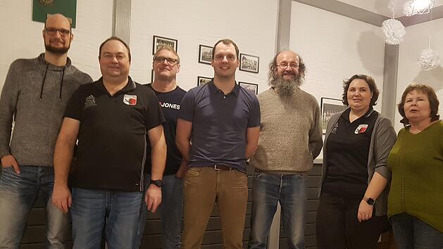 Das Foto zeigt die Geehrten beim SV Rothhausen: (von links) Matthias Beck (20 Jahre Mitgliedschaft), Vorsitzender &Ouml;ffentlichkeitsarbeit Bernd M&uuml;ller, Alfred Memmel (40), Christian Beck (20), Klaus Beck (50), Nadine M&uuml;ller (20) und Renate Beck (Abschied als Reinigungskraft). Foto: Daniel Wiener