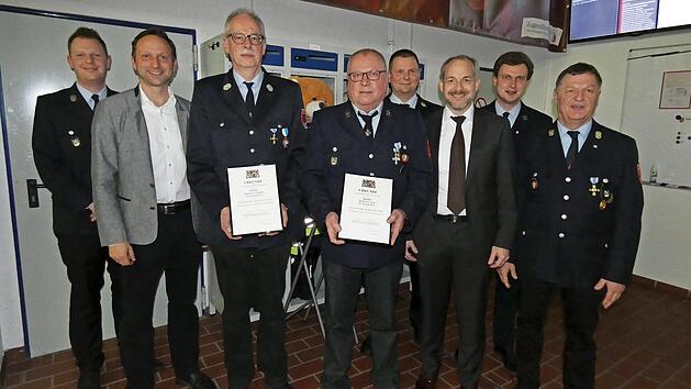 Ehrungen bei der Feuerwehr Mainleus (von links): Kommandant Christoph Zimmermann, B&uuml;rgermeister Robert Bosch, Michael K&ouml;del, Bernd Gack, Kreisbrandrat Thomas Hoffmann, stellvertretender Landrat J&ouml;rg Kunstmann, Zweiter Vorsitzender Philipp Schmaus ...