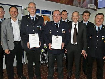 Ehrungen bei der Feuerwehr Mainleus (von links): Kommandant Christoph Zimmermann, Bürgermeister Robert Bosch, Michael Ködel, Bernd Gack, Kreisbrandrat Thomas Hoffmann, stellvertretender Landrat Jörg Kunstmann, Zweiter Vorsitzender Philipp Schmaus ...