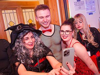 Drei Männerballetts, Musik von DJ Asti und vieles mehr gab es beim Weiberfasching!
