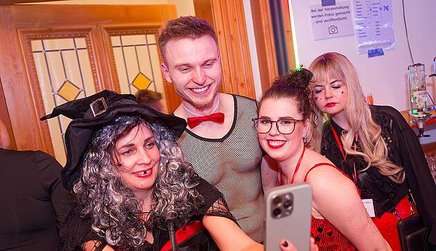 Drei Männerballetts, Musik von DJ Asti und vieles mehr gab es beim Weiberfasching!