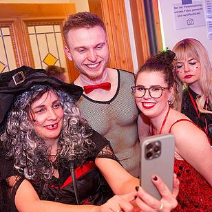 Drei Männerballetts, Musik von DJ Asti und vieles mehr gab es beim Weiberfasching!