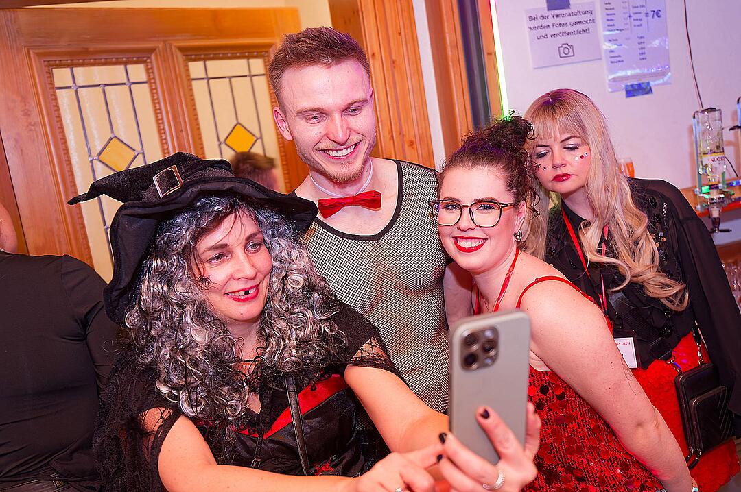 Drei Männerballetts, Musik von DJ Asti und vieles mehr gab es beim Weiberfasching!