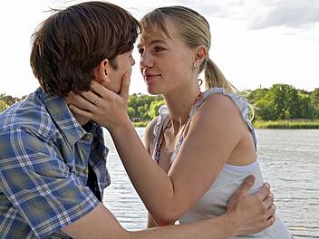 Rückblende: Paul (Victor Maria Diderich) und Hanna (Louise Sophie Arnold) haben sich verliebt.