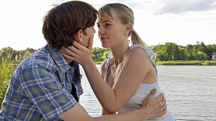 Rückblende: Paul (Victor Maria Diderich) und Hanna (Louise Sophie Arnold) haben sich verliebt.