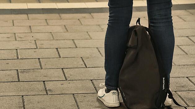 Raub&uuml;berfall in Schweinfurt: Mann klaut Rucksack und schl&auml;gt Gesch&auml;digten