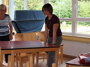 Daniela Koch, Rosi Röder und Carmen Binsteiner (von links) räumen die Gruppenräume wieder ein, nachdem neue Böden verlegt wurden.  Foto: Martina Straub