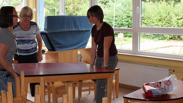 Daniela Koch, Rosi Röder und Carmen Binsteiner (von links) räumen die Gruppenräume wieder ein, nachdem neue Böden verlegt wurden.  Foto: Martina Straub