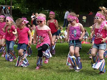 Tanz und Gymnastik zeigten die Mädchen des Steinwiesener Kindergartens zur Einweihung in ihren tollen Kostümen (vorne von links): Charlina, Anna, Emilie, Lena, Hanna, Heidi, Tina. Fotos: Susanne Deuerling