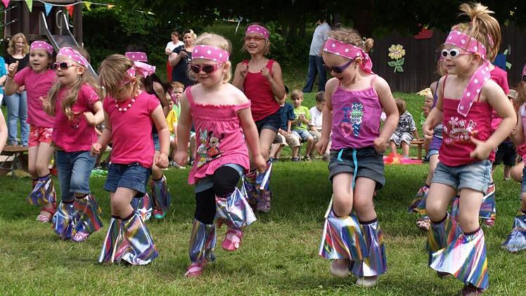 Tanz und Gymnastik zeigten die Mädchen des Steinwiesener Kindergartens zur Einweihung in ihren tollen Kostümen (vorne von links): Charlina, Anna, Emilie, Lena, Hanna, Heidi, Tina. Fotos: Susanne Deuerling