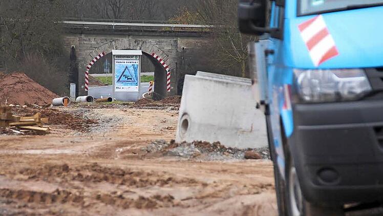Keine Arbeiter weit und breit: Der schlammige Boden muss erst trocknen, bevor die Arbeiten am Radweg fortgesetzt werden.  Foto: Benedikt Borst