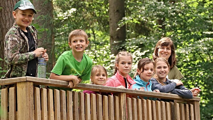 Von hoher Warte blicken auf das Biotop vor dem "Grünen Klassenzimmer" (von links): Noah, Karl, Luisa, Kira, Lena, Sophia und Waldpädagogin Katharina Schafhauser.  Fotos: Helmut Will