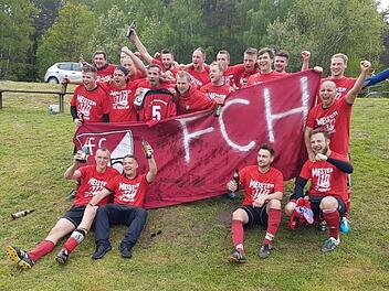 Die Hochstadter feierten nach dem Sieg und der feststehenden Meisterschaft am vergangenen Sonntag ausgelassen. Foto: FCH