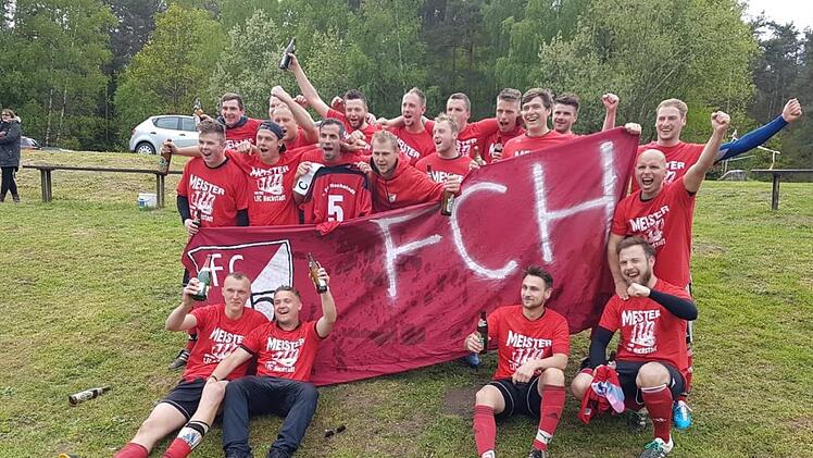 Die Hochstadter feierten nach dem Sieg und der feststehenden Meisterschaft am vergangenen Sonntag ausgelassen. Foto: FCH