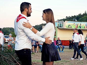 Franzi und Fabian tanzten den Siegeswalzer um den Baum. Foto: Sänger