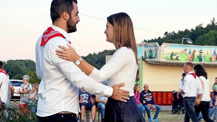 Franzi und Fabian tanzten den Siegeswalzer um den Baum. Foto: Sänger
