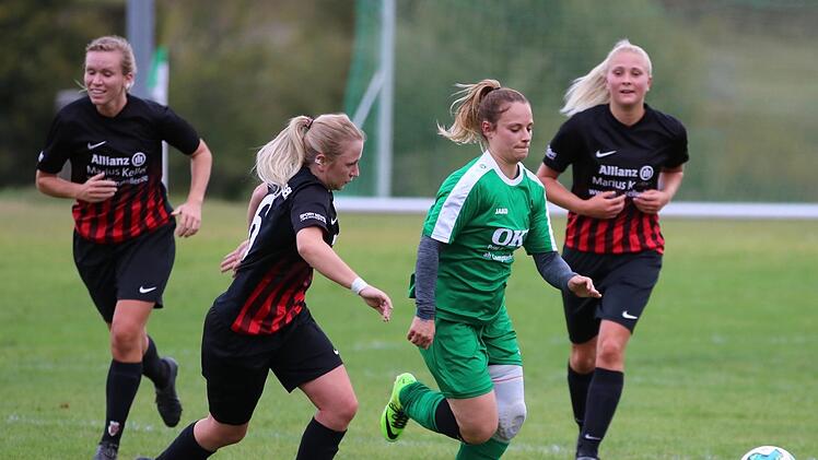 Offensichtlich gut gelaunt verfolgen zwei Spielerinnen des TSV Ebenhausen das Duell ihrer Teamkollegin gegen eine Spielerin von der SG Schönderling/Thulba. Foto: Sebastian Schmitt