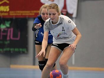 Jana Gebhard vom FC Bad Brückenau II entwischt ihrer Verfolgerinnen aus Pfändhausen. Foto: Sebastian Schmitt