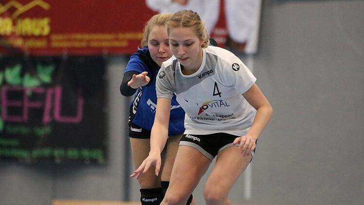 Jana Gebhard vom FC Bad Brückenau II entwischt ihrer Verfolgerinnen aus Pfändhausen. Foto: Sebastian Schmitt