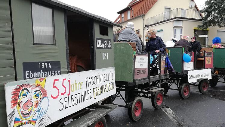 Turbulentes Faschingstreiben im Altort Ebenhausen. Foto: Sigismund von Dobschütz