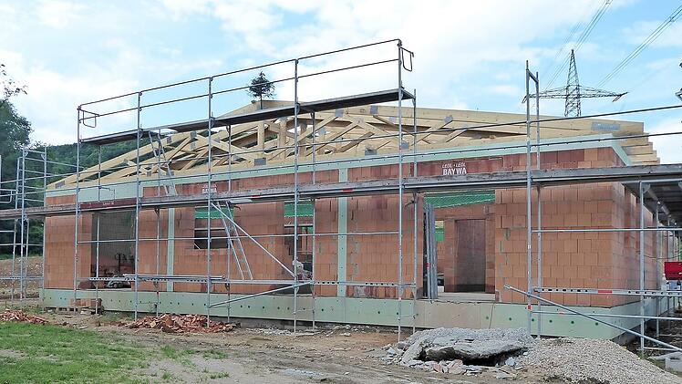 Der eingerüstete Vereinsneubau ist nun Geschichte: Die St.-Anna-Schützen feierten kürzlich Richtfest für das Gebäude.