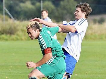 Augen zu und durch trotz der Niederlagenserie in der Kreisklasse - was Frimmersdorfs Kapitän Manuel Ochs (l.) hier im Spiel gegen den TSV Burghaslach demonstriert, haben seine Mannschaftskameraden und der gesamte Verein auch nach der Winterpause vor. Foto: Archiv/pd