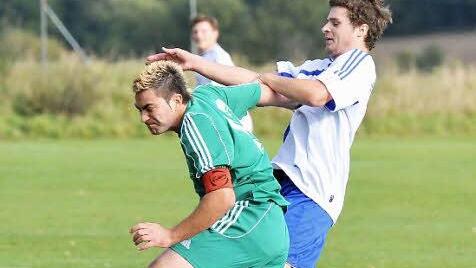 Augen zu und durch trotz der Niederlagenserie in der Kreisklasse - was Frimmersdorfs Kapitän Manuel Ochs (l.) hier im Spiel gegen den TSV Burghaslach demonstriert, haben seine Mannschaftskameraden und der gesamte Verein auch nach der Winterpause vor. Foto: Archiv/pd