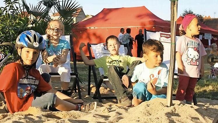 Treffpunkt für die Kinder bei 16. Stefter Hafenfest war natürlich wieder der Sandstrand am Main. Fotos: Thomas Meyer
