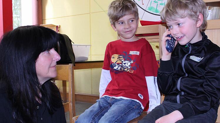 So wird es gemacht: Die 112 anrufen, wenn es brennt oder wenn andere in Gefahr sind. Matheo macht es vor.