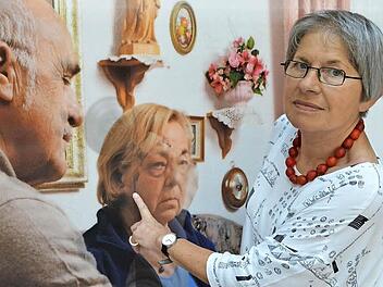Gertrud Schätzlein, Leiterin des Frauenhauses in Schweinfurt, vor einer Stellwand der Ausstellung zum Thema "Häusliche Gewalt" im Lichthof des Landratsamts Foto: Krapf