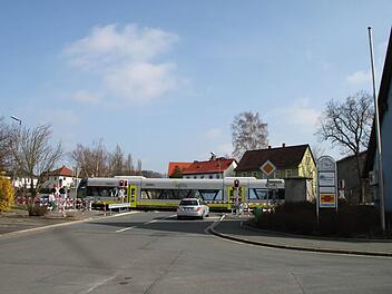 Nach dem Ausbau des Bahnübergangs am Konrad-Popp-Platz streitet der Markt Mainleus mit der DB Netz AG ums Geld. Foto: Julian Seiferth