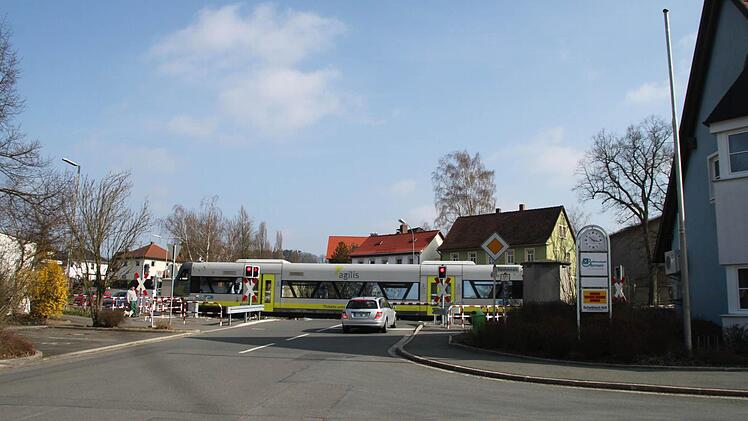 Nach dem Ausbau des Bahnübergangs am Konrad-Popp-Platz streitet der Markt Mainleus mit der DB Netz AG ums Geld. Foto: Julian Seiferth