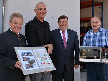 Keinen Schlüssel, sondern einen Energieausweis gab es bei der Übergabe des neuen Wülfershäuser Bauhofs für Bürgermeister Peter Schön. von Architekt Volker Eppler. Bauhofleiter Lorenz Bauer (rechts) freute sich über die neue Mikrowelle. Stellvertretender Landrat Josef Demar lobte das neue Bauwerk, das für Wülfershausen maßgeschneidert sei. Foto: Friedrich