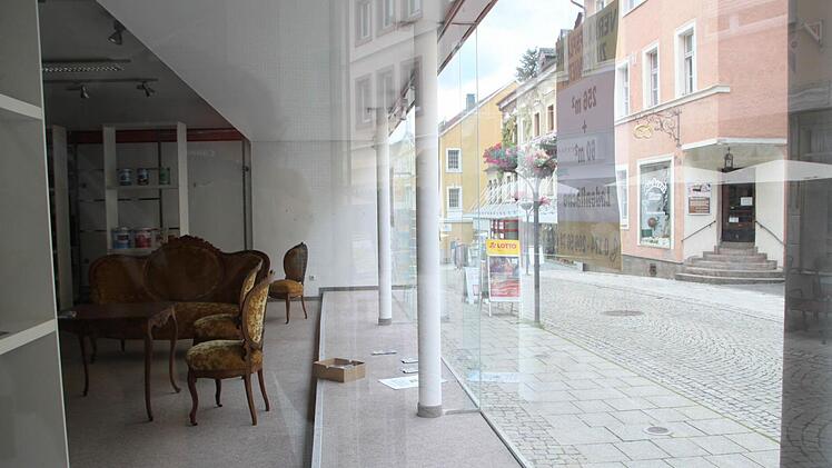 Die Fußgängerzone wird zum Ausstellungsort: Unterfränkische Lebensmittel aus 100 Jahren zeigt die Schau "Von Arauner bis Wüstenfeld". Foto: Ulrike Müller