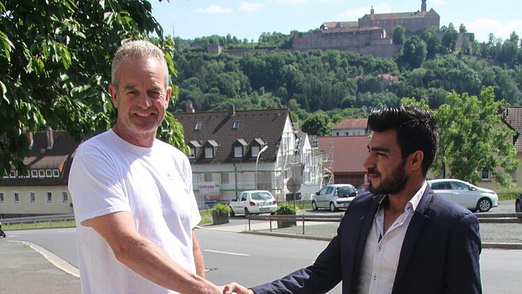 Alexander Meile begrüßt seinen afghanischen Azubi. Die Rührung ist dem Kulmbacher anzumerken. Saheel Smeekeil wollte sich während der Inhaftierung sogar umbringen. Foto: Sonny Adam