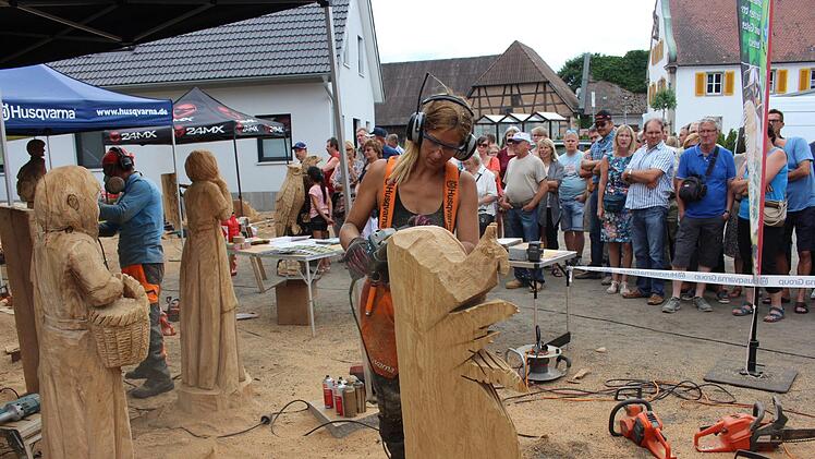 Innerhalb einer Stunde entsteht aus einem rohen Baumstamm ein Schnitzwerk