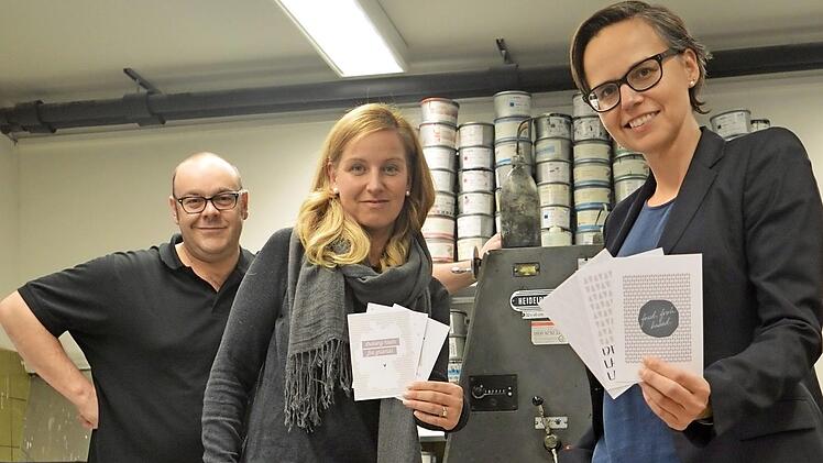 Sigrid (links) und Susanne Wagner lassen ihre Karten in Forchheim bei Frank Streit drucken.  Fotos: Ronald Heck
