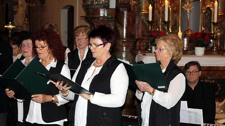 Auch in diesem Jahr hat der Volkschor Kronach zu einem weihnachtlichen Singen in die Klosterkirche eingeladen. Unter der Leitung der neuen Dirigentin Sabine Hempfling hatte man ein umfangreiches Programm dargeboten. Michael Wunder