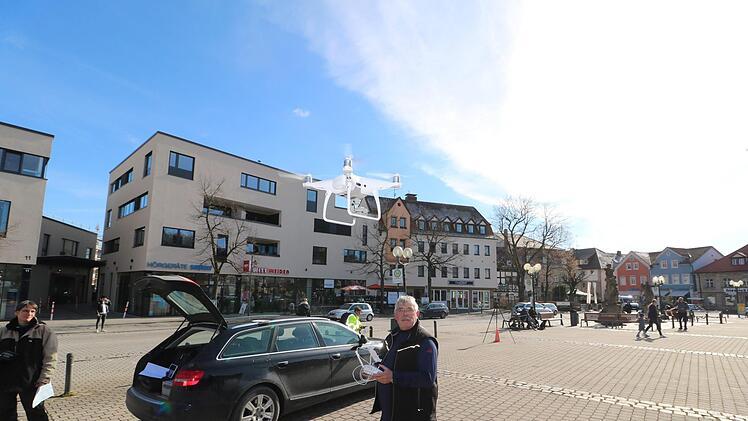 Henry Freisinger bei der Drohnenbefliegung des Paradeplatzes.  Foto: Andreas Oswald